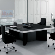 Atypické kancelárske stoly od talianskeho výrobcu nábytku Frezza.