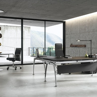 Atypický nábytok od talianskeho výrobcu FREZZA - kancelárske stoly v sofistikovaných farbách a najjemnejších líniach.
