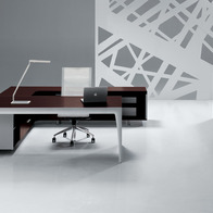 Kancelárske dizajnové stoly v modernej kombinácii dreva a hliníka.